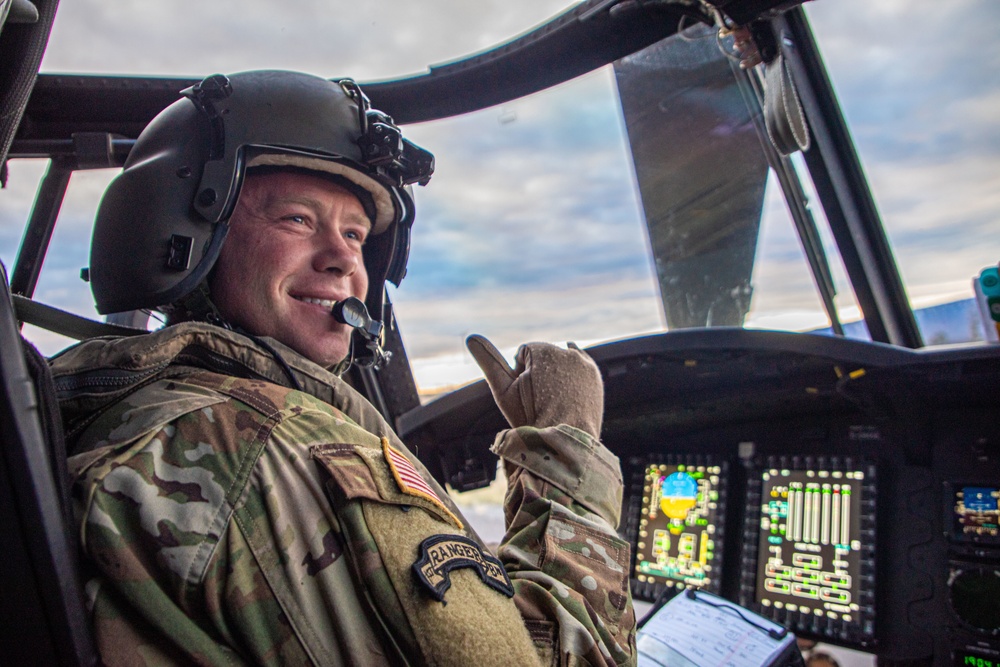 Senior Leaders observe CH-47 Chinook sling load a M777 Howitzer