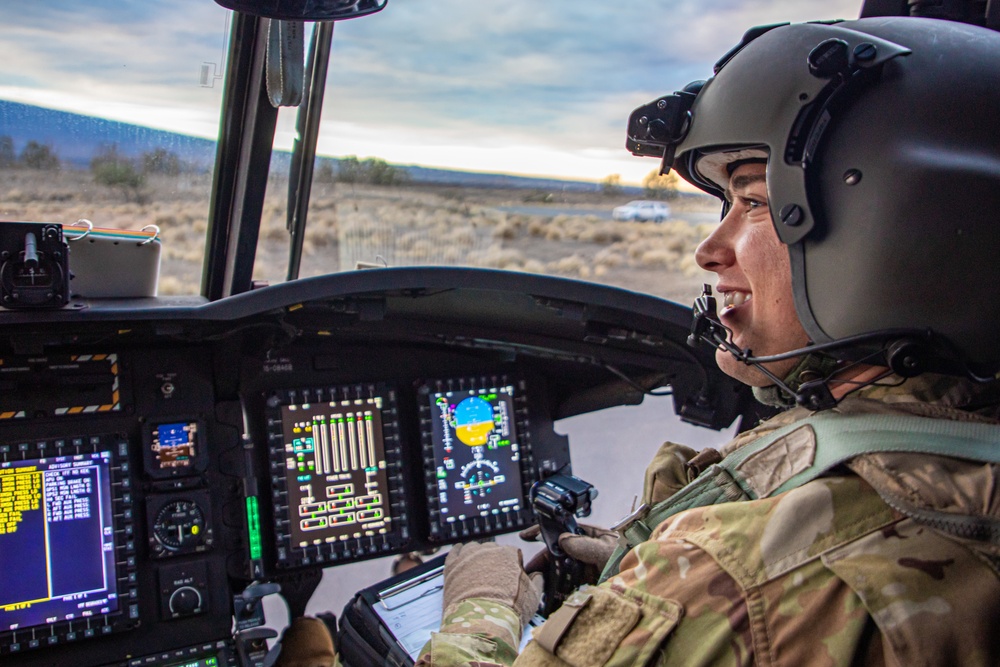 Senior Leaders observe CH-47 Chinook sling load a M777 Howitzer