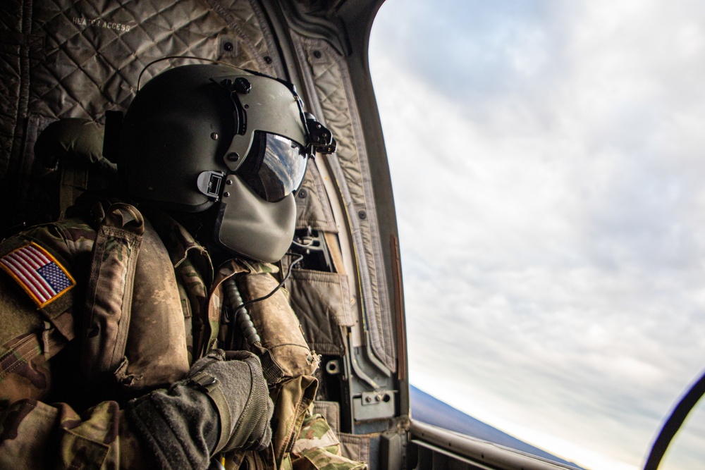 Senior Leaders observe CH-47 Chinook sling load a M777 Howitzer