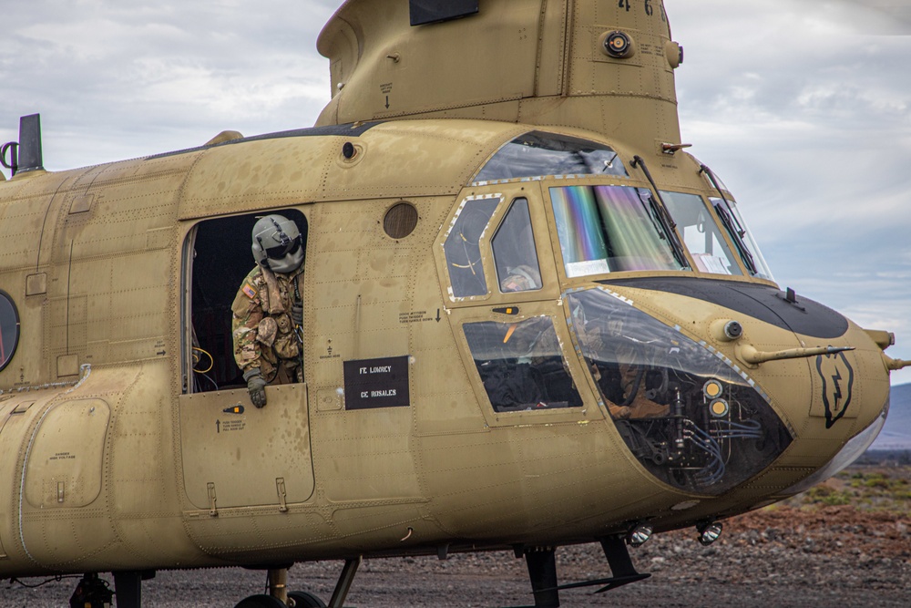 Senior Leaders observe CH-47 Chinook sling load a M777 Howitzer