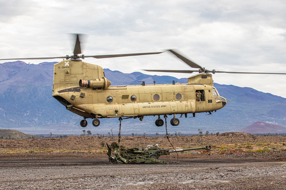 DVIDS - Images - Senior Leaders observe CH-47 Chinook sling load a M777 ...