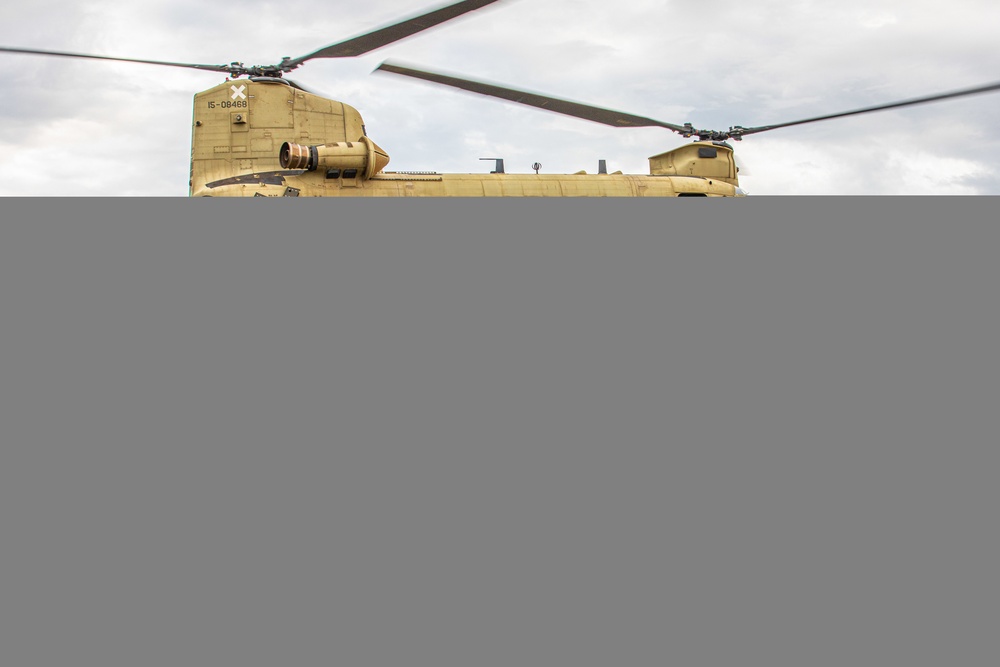 Senior Leaders observe CH-47 Chinook sling load a M777 Howitzer