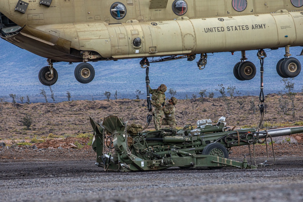 Senior Leaders observe CH-47 Chinook sling load a M777 Howitzer