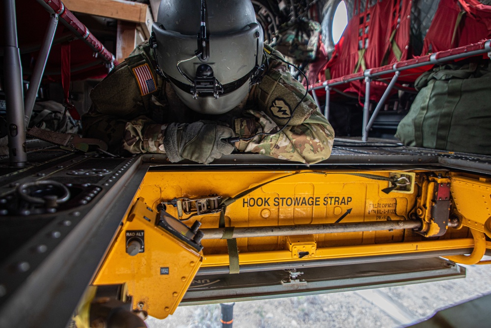 Senior Leaders observe CH-47 Chinook sling load a M777 Howitzer