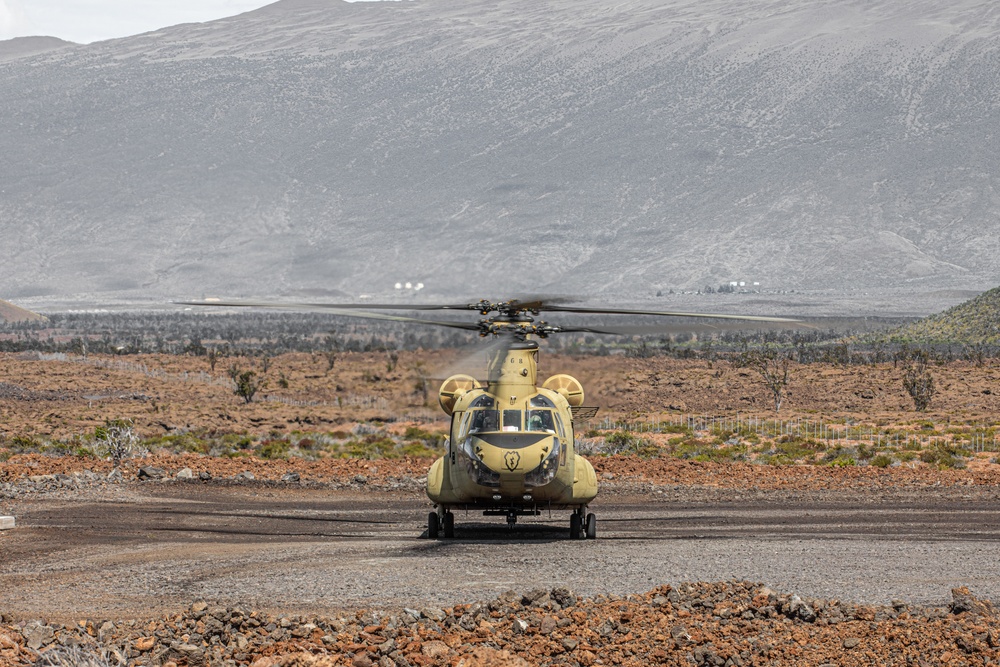 Senior Leaders observe CH-47 Chinook sling load a M777 Howitzer