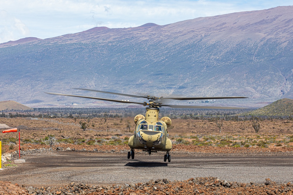 Senior Leaders observe CH-47 Chinook sling load a M777 Howitzer