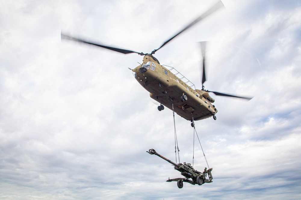 Senior Leaders observe CH-47 Chinook sling load a M777 Howitzer