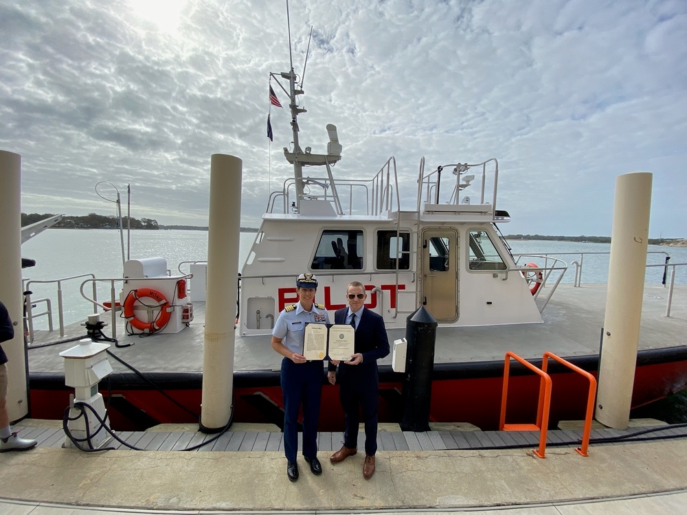 Coast Guard presents public service awards to mariners for fire response