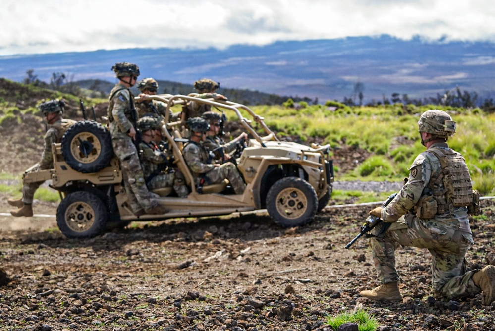 Senior Leaders observe Soldiers maneuver