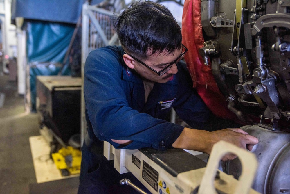 USS Ronald Reagan (CVN 76) Sailors conducts jet engine maintenance