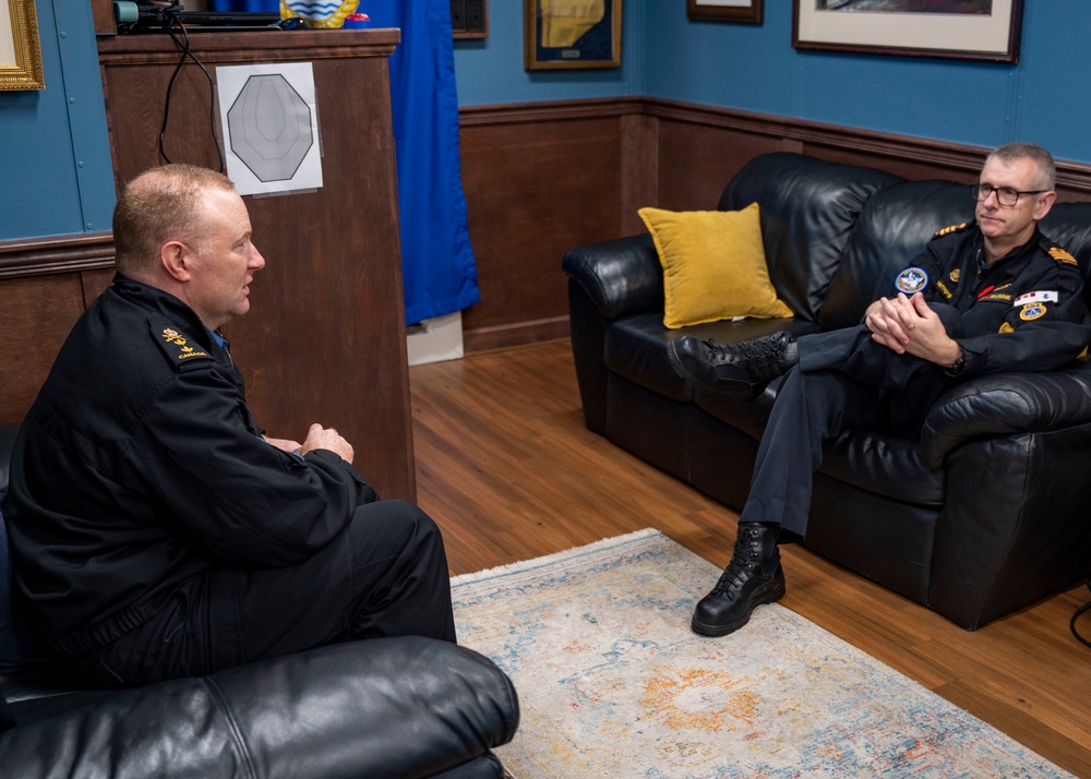 2nd Fleet vice commander visits HMCS Montreal (FFH 336)