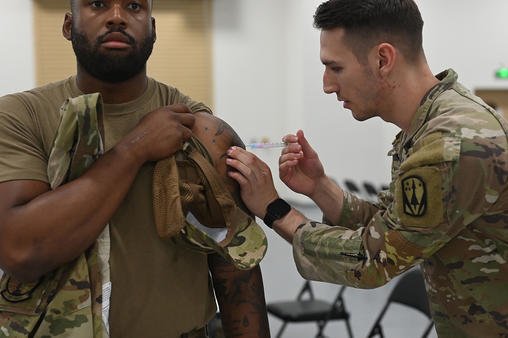 380 EMDS provides flu vaccines to deployed members