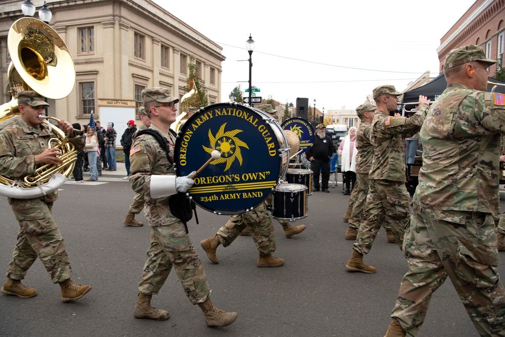 Oregon National Guard Honors Veterans during 71st Annual Linn County Veterans Day Parade