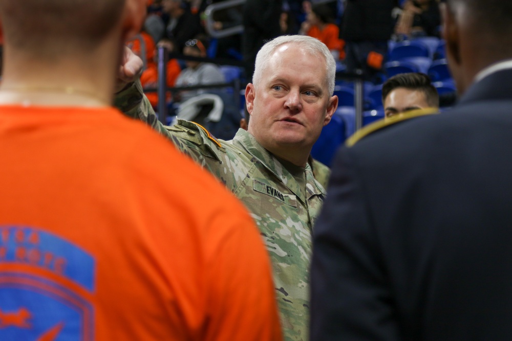 Army North Commander meets with UTSA ROTC cadets before a football game