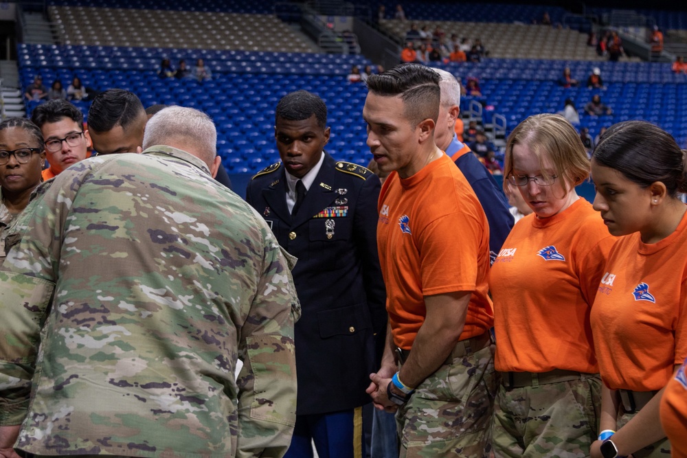 Army North Commander meets with UTSA ROTC cadets before a football game