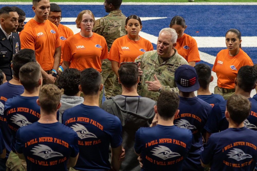 Army North Commander meets with UTSA ROTC cadets before a football game