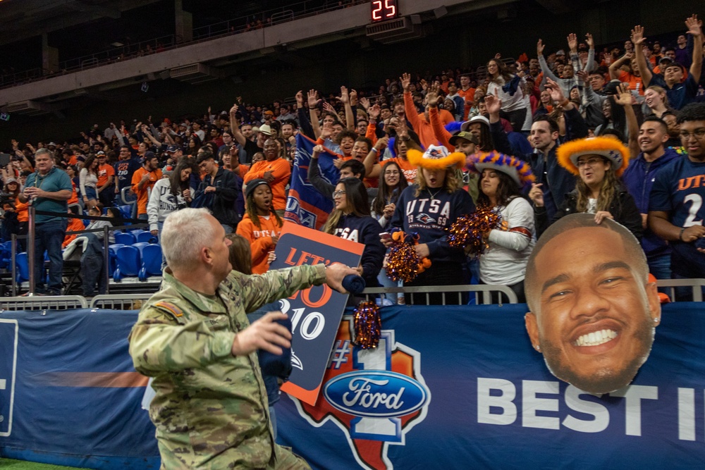 Army North Commander meets with UTSA ROTC cadets before a football game