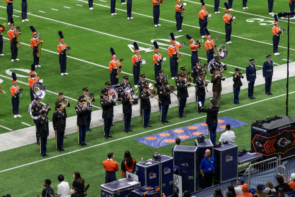 Army North Commander meets with UTSA ROTC cadets before a football game