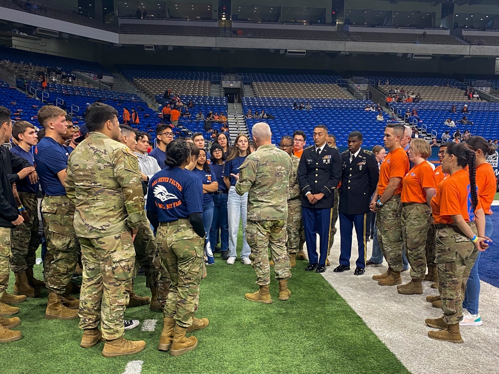 Army North Commander meets with UTSA ROTC cadets before a football game