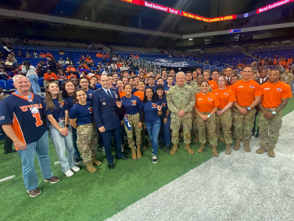 Army North Commander meets with UTSA ROTC cadets before a football game