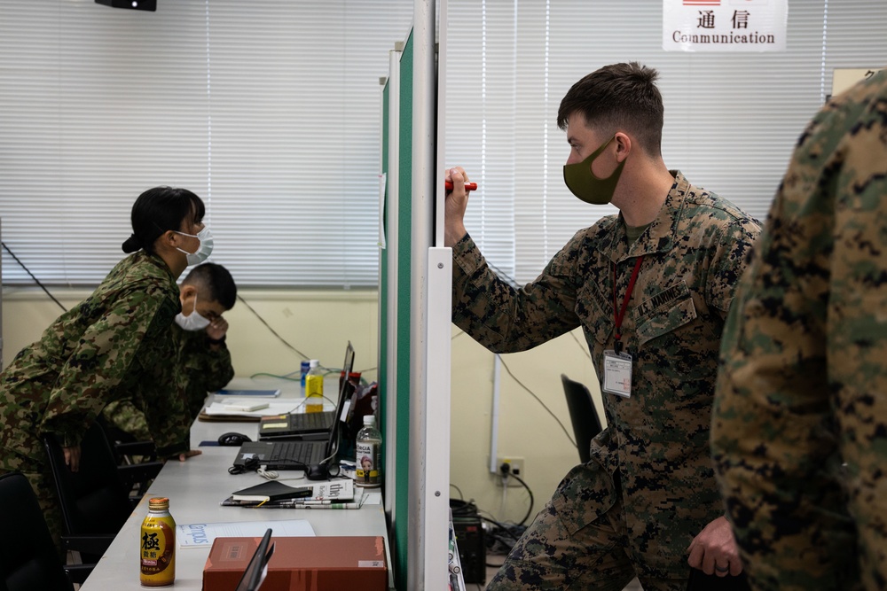 U.S. Marines, JGSDF members work together in BGTCC