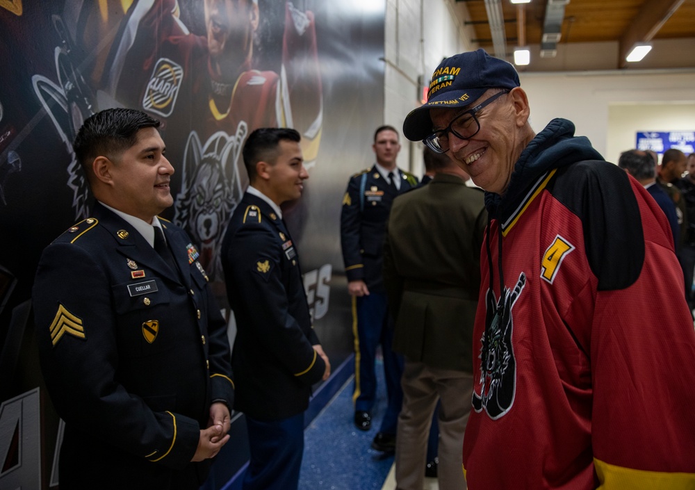 File:Big Red One Soldiers Reenlist at Chicago Bears Veterans Day