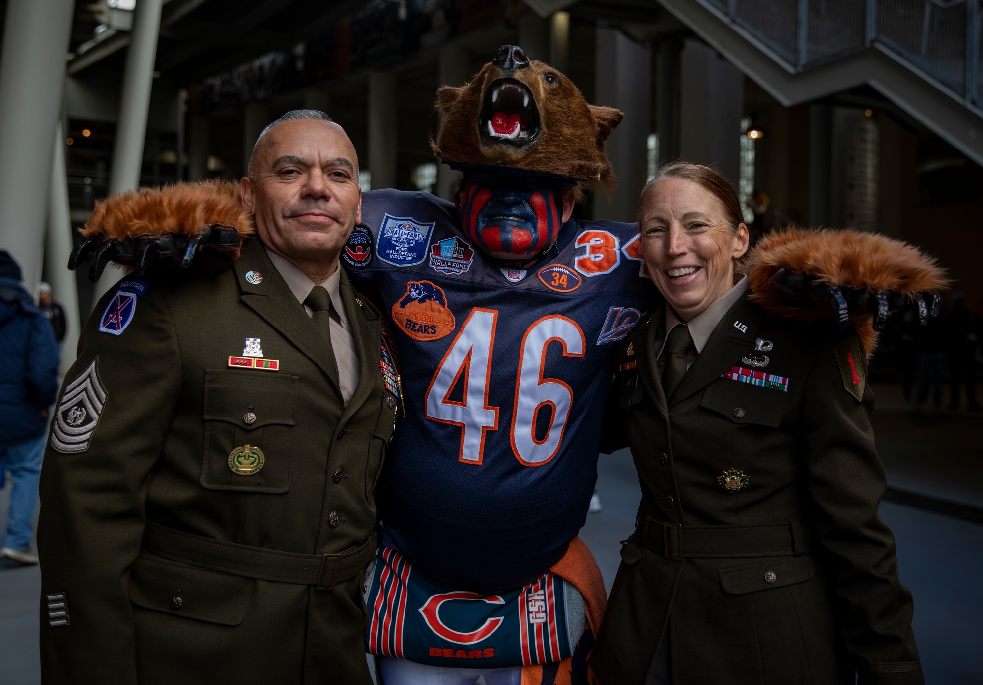 File:Big Red One Soldiers Reenlist at Chicago Bears Veterans Day