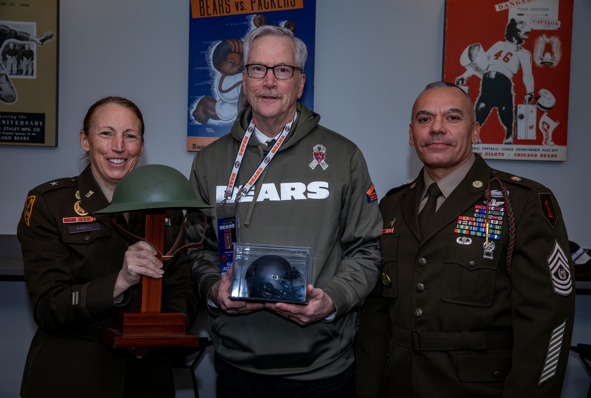 DVIDS - Images - Big Red One Soldiers Reenlist at Chicago Bears
