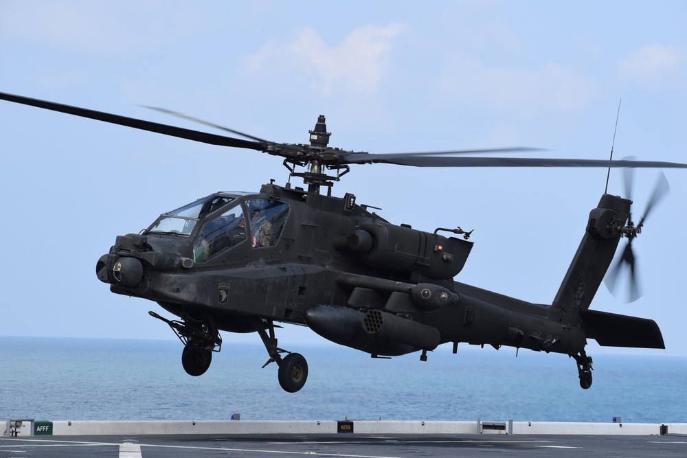 36th CAB Conducts Deck Landing Qualifications in Persian Gulf