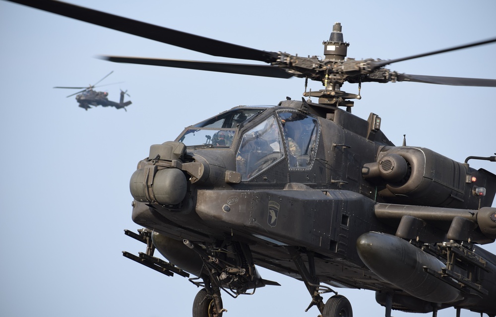 36th CAB Conducts Deck Landing Qualifications in Persian Gulf