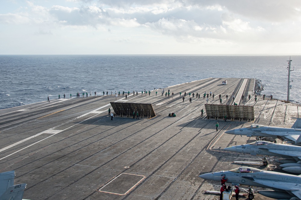 USS Ronald Reagan (CVN 76) greets Distinguished Visitors