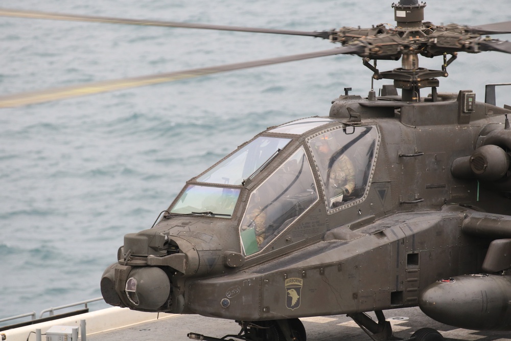 36th CAB Aviation Conducts Deck Landing Qualifications in Persian Gulf