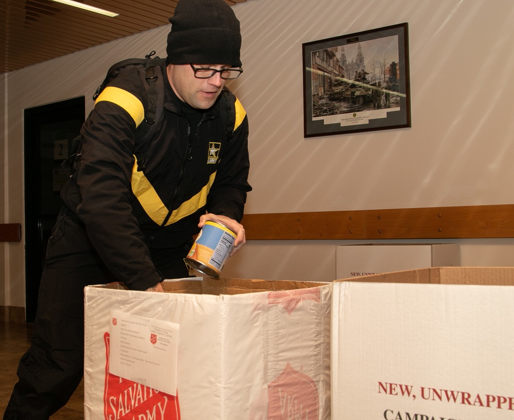 Signaleers donate food to help community during the holidays