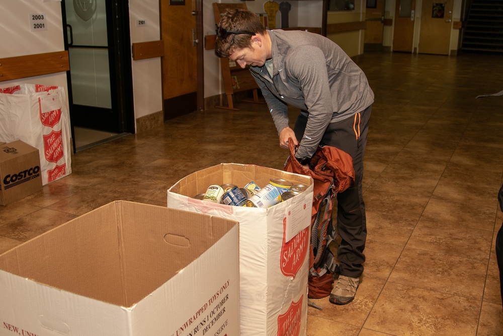 Signaleers donate food to help community during the holidays