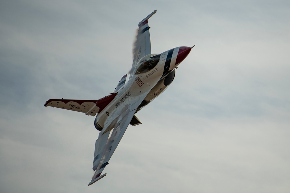 DVIDS Images Thunderbirds rock Fort Worth Alliance Air Show [Image