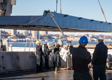 USS Arlington departs New York City