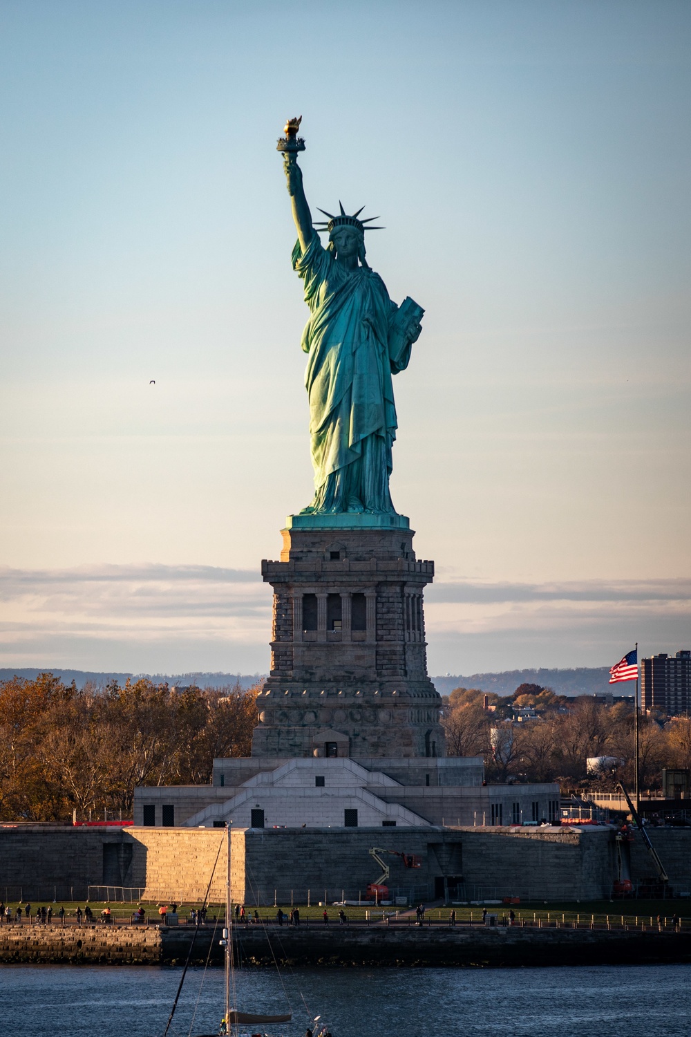 USS Arlington departs New York City