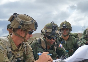 SFAB Advisor trains with Soldiers from the Royal Thai Army