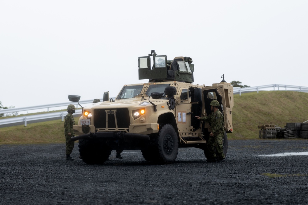 Keen Sword 23: U.S. Marines and JGSDF Members conduct a bilateral refuel