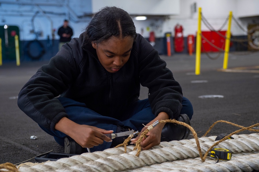 USS Carl Vinson (CVN 70) Conducts Maintenance