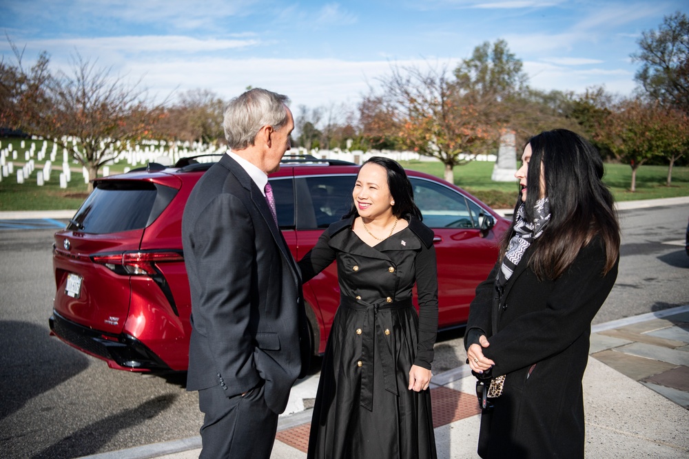 Members of the U.S. Bureau of Reclamation Visit ANC and Participate in a Public Wreath-Laying Ceremony at the Tomb of the Unknown Soldier