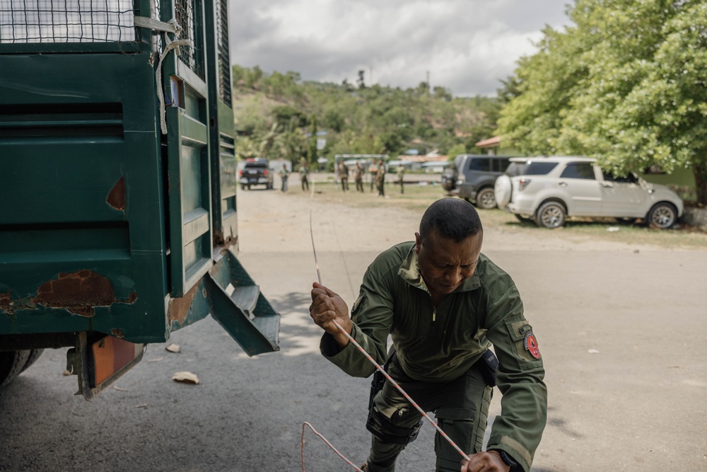 Sharing the knowledge – EOD Marines Train PNTL EOD