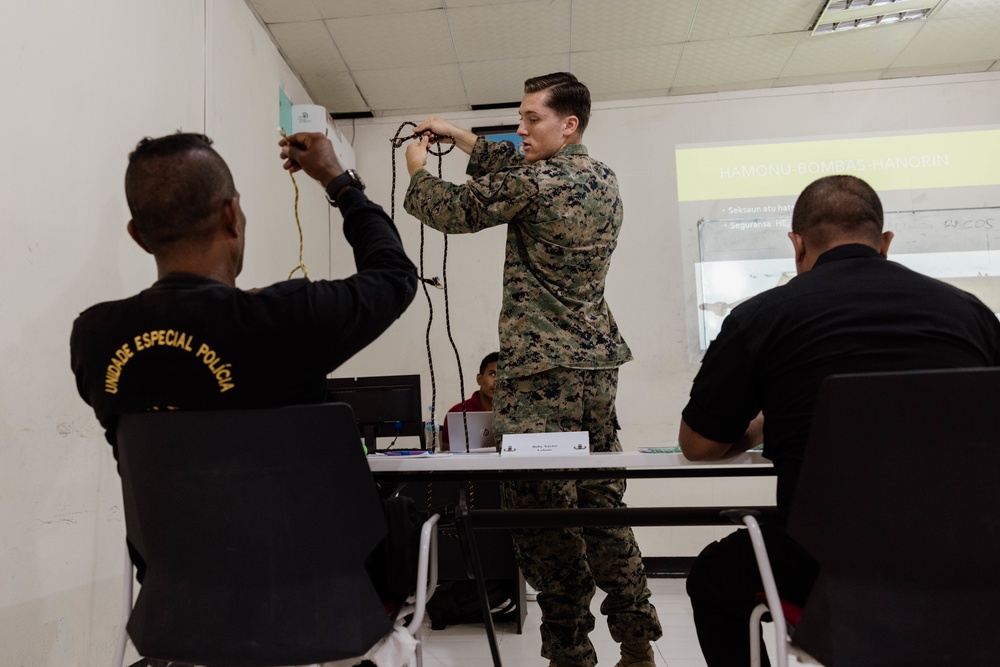 Starting with the Basics – EOD Marines teach the PNTL EOD Team