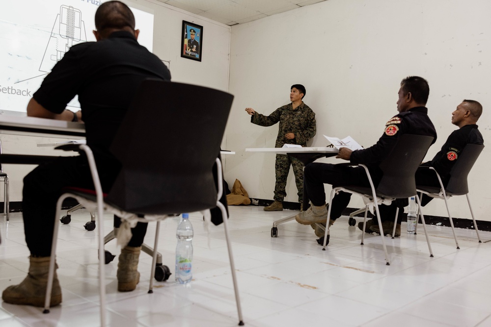 Starting with the Basics – EOD Marines teach the PNTL EOD Team