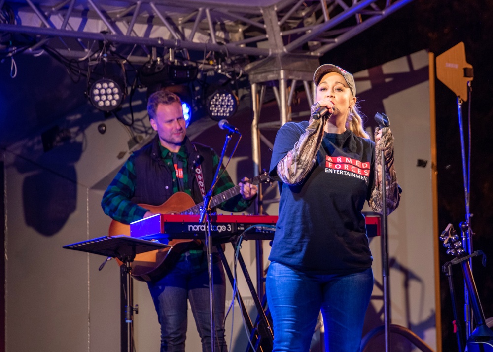Kellie Pickler Visits NAF Atsugi