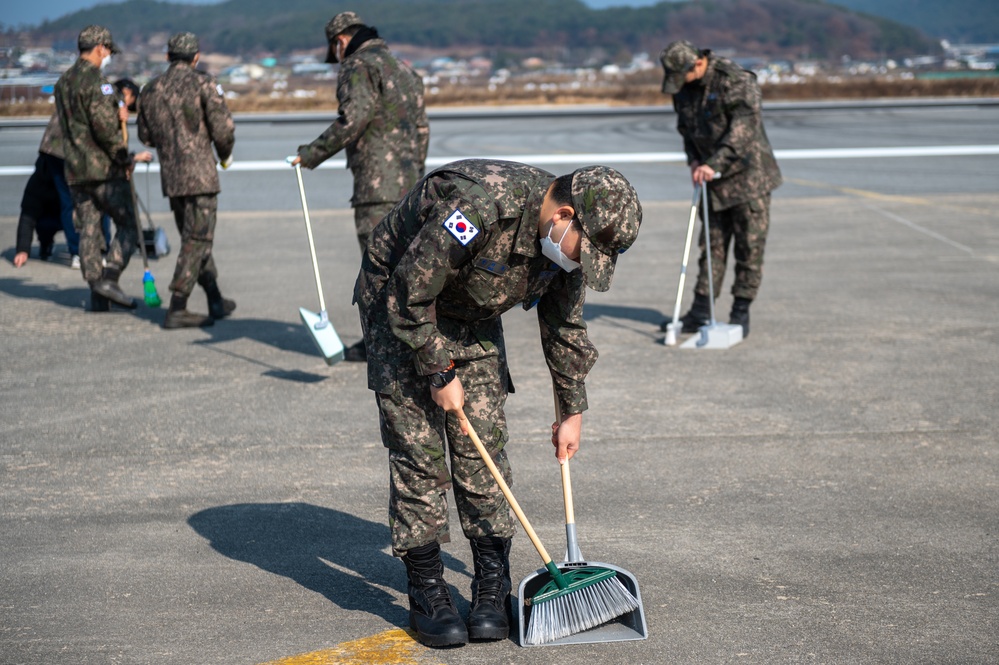 U.S. and ROK Air Forces practice ELS operations