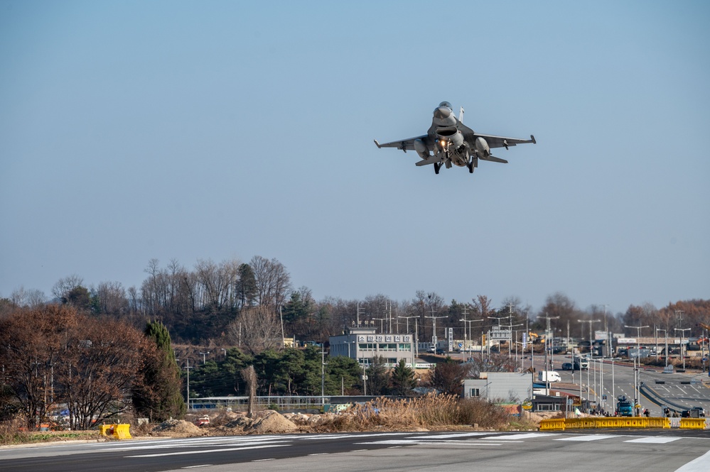 U.S. and ROK Air Forces practice ELS operations