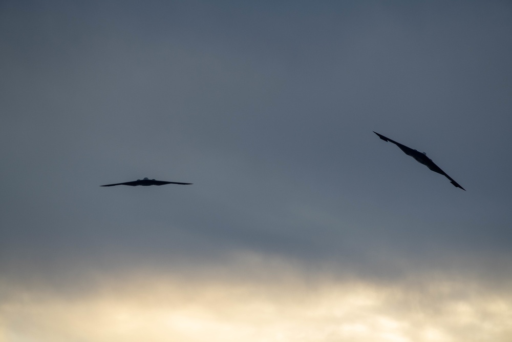 B-2 bombers train with Luke AFB fighters