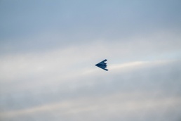 B-2 bombers train with Luke AFB fighters