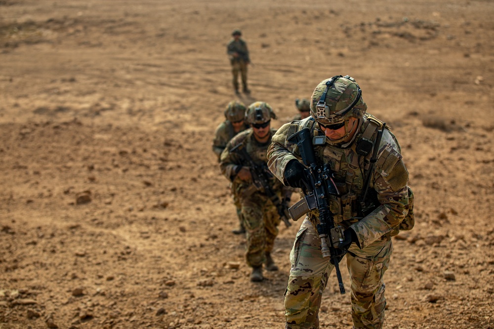 Combined Joint Task Force Operation Inherent Resolve Task Force Centaur Patrols the Amber Zone